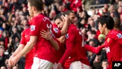 Para pemain Manchester United, Robin van Persie (tengah) merayakan gol ke gawang Liverpool dalam pertandingan di stadion Old Trafford Stadium, Manchester (13/1).