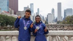Pemenang dari kompetisi Maraton Chicago 2021 berpose bersama pada 10 Oktober 2021. Pelari asal Kenya Ruth Chepngetich (kanan) memenangi kategori elit putri sedangkan Seifu Tura Abdiwak asal Ethiopia menjadi yang tercepat di kategori elit putra. (Foto: AFP/Kamil Krzaczynski)