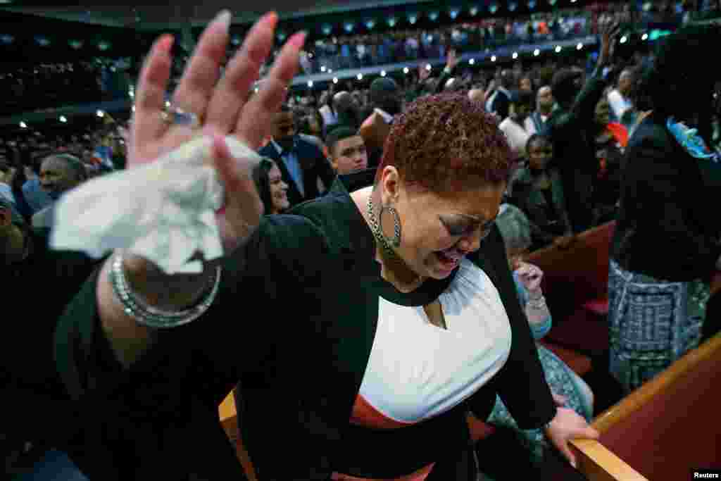 Jemaat gereja Potter&#39;s House menangis dalam kebaktian menyusul penembakan polisi di Dallas, Texas (10/7). (Reuters/Carlo Allegri)