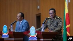 Panglima militer Ethiopia Letjen. Bacha Debele (kanan) dan penasihat keamanan nasional Redwan Hussein memberikan konferensi pers situasi di ibu kota Addis Ababa, Ethiopia mengenai situasi di wilayah Tigray (foto: dok).