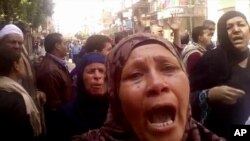 Para keluarga dan kerabat yang divonis hukuman mati berteriak histeris di luar gedung pengadilan di Minya, Mesir Senin (24/3). 