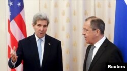 Menteri Luar Negeri John Kerry (kiri) dan Menteri Luar Negeri Rusia (kanan).