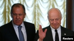 Menteri Luar Negeri Rusia Sergei Lavrov (kiri) bersama utusan PBB Staffan de Mistura di Moskow, Rusia (3/5).