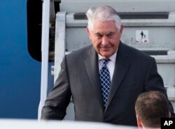 Američki državni sekretar Reks Tilerson izlazi iz aviona na svom putu u Moksvu, na Vnukovo aerodromu, Rusija, 11. april 2017.