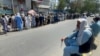 Warga Afghanistan berbaris di luar bank untuk mengambil uang mereka setelah Taliban mengambil alih di Kabul, Afghanistan, 1 September 2021. (Foto: Reuters)