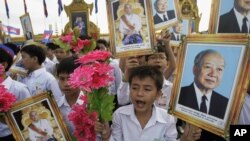 សិស្សានុសិស្ស​ខ្មែរ​កាន់​បដា​រូប​គំនូរ​អតីត​ព្រះមហាក្សត្រ​ខ្មែរ នរោត្តម សីហនុ និង​ព្រះរាជបុត្រ​ គឺ​ព្រះបាទ​នរោត្តម សីហមុនី ក្នុង​ឱកាស​ពិធី​បុណ្យ​ឯករាជ្យជាតិ ក្នុង​ឆ្នាំ​២០១១។