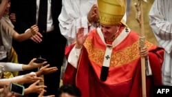 Le pape Francois salue les fidèles