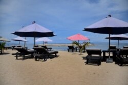 Pantai Sanur yang terletak dekat dengan Denpasar, Bali, tampak sepi saat pandemi COVID-19, 14 Oktober 2021. (Foto: AFP)