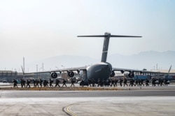 Tentara AS dalam operasi penyelamatan pengungsi di Bandara Internasional Hamid Karzai, Kabul, Afghanistan, 20 Agustus 2021.