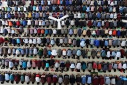 Santri Pesantren Ar-Raudhatul Hasanah melaksanakan salat Zuhur di hari pertama puasa Ramadhan di Medan, Sumatera Utara, 17 Mei 2018. (Foto: Antara via Reuters)