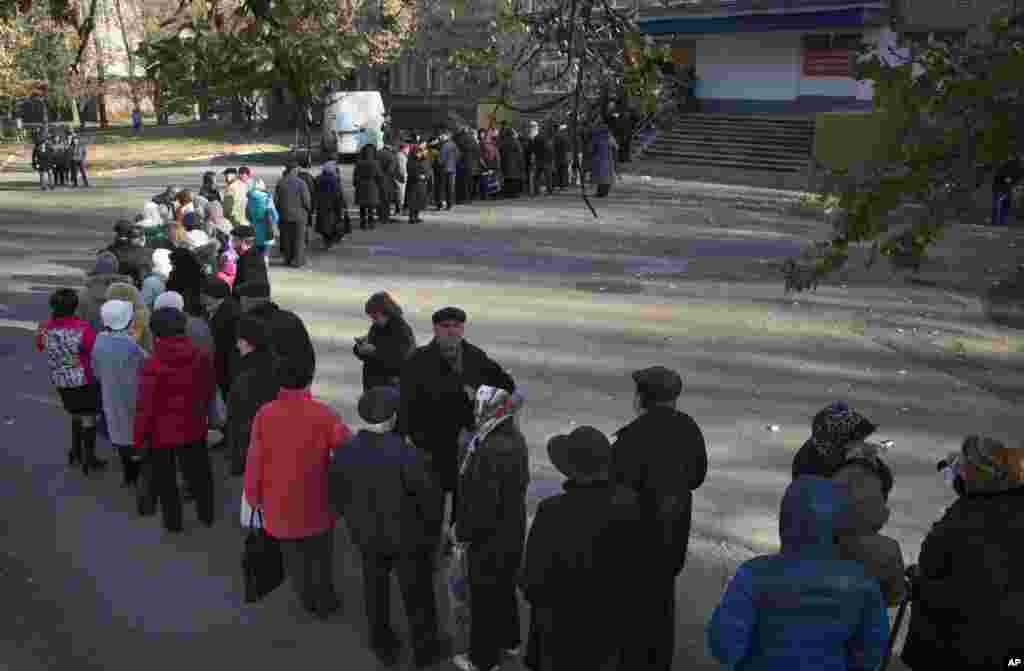 Ayirmachilar hukmron Donetsk va Lugansk oblastlarida saylovlar o&#39;tdi. Rasmiy Kiyev va G&#39;arb jarayonni tan olmayapti. 