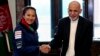Afg'onistonlik uchuvchi ayol dunyoni samolyotda aylanib chiqmoqda