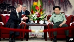 Penasehat Keamanan Nasional Gedung Putih, Tom Donilon (kiri) dan wakil pemimpin Komisi Militer Pusat China Jenderal Fan Changlong (kanan) dalam pertemuan di Gedung Bayi, kantor pusat Kementerian Pertahanan China di Beijing (28/5).