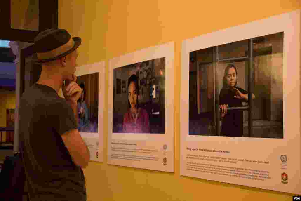 Audiences look at photos of victims from the abuse of domestic workers in an exhibition &ldquo;No one should work this way&rdquo; at Foreign Correspondent of Phnom Penh on May 7th 2015. (Nov Povleakhena/VOA Khmer)