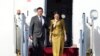柬埔寨首相洪马内(左)抵达北京首都国际机场，出席2023年10月16日在北京举行的第三届“一带一路”高峰论坛。（法新社照片）