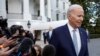 Presiden AS Joe Biden berjalan meninggalkan Gedung Putih selepas berbicara dengan para wartawan di Washington, pada 24 Februari 2023. (Foto: Reuters/Evelyn Hockstein)