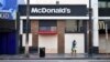 Seorang pejalan kaki berjalan melewati gerai makanan cepat saji McDonald's yang ditutup sementara karena pandemi COVID-19 di Hollywood Boulevard, California, pada 15 Oktober 2020. (Foto: AFP/Frederic J. Brown)