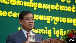 រូបឯកសារ៖ លោក​ស​ ខេង រដ្ឋមន្រ្តី​នៃ​ក្រសួង​មហាផ្ទៃ​ ថ្លែង​ទៅមន្រ្តី​ប៉ូលិស​និង​អភិបាល​នានា​ក្នុង​ការ​ប្រជុំ​នៃ​របាយការណ៍​បូកសរុបចំនួន​​ជន​​​អន្តោប្រវេសន៍​នៅ​ថ្ងៃ​សុក្រ​ ទី​១៩ សីហា ឆ្នាំ​២០១៦ នៅ​រាជធានី ភ្នំពេញ។​ (ឡេង ឡែន/VOA) 