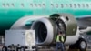Pemasangan mesin pada pesawat Boeing 737 MAX 8 di pabrik Boeing di Renton, Washington (foto: ilustrasi).