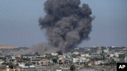 Asap mengepul menyusul serangan udara Israel di Rafah, Jalur Gaza, pada 30 Mei 2024. (Foto: AP)