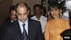 Utusan PBB Tomas Quintana mengadakan jumpa pers bersama dengan Aung San Suu Kyi (24/8). Sebelumnya, Quintana mengadakan pembicaraan dengan para tahanan politik Birma.