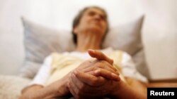 Pasien Alzheimer Isidora Tomaz, 82 tahun, duduk di rumahnya di Lisabon, Portugal. (Foto: ilustrasi) 