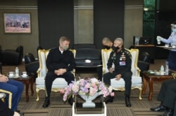 Ketua Gabungan Kepala-kepala Staf Militer AS, Jenderal James McConville, dan Kepala Angkatan Darat Apirat Kongsompong, di Bangkok, Thailand, Kamis (9/7). (Foto courtesy: Royal Thai Army)