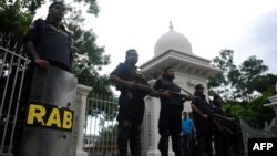 বাংলাদেশের হাইকোর্টের সামনে পাহারারত অবস্থায় দাঁড়িয়ে রয়েছেন র‍্যাপিড অ্যাকশন ব্যাটালিয়ন (র‍্যাব) এর সদস্যরা, ১ আগস্ট ২০১৩।