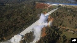 Foto udara yang diambil hari Sabtu, 11 Februari 2017 dan dirilis oleh California Department of Water Resources menunjukkan saluran yang rusak dengan tepian bukit yang terdampak erosi di Oroville, California (foto: William Croyle/California Department of Water Resources via AP)