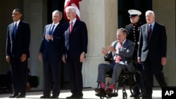 Dari kiri ke kanan: Presiden AS Barack Obama, dan para pendahulunya George W. Bush, Bill Clinton, George H.W. Bush, dan Jimmy Carter (R) pada upacara peresmian perpustakaan kepresidenan George W. Bush di kampus Southern Methodist University di Dallas, 25 April 25 2013. 