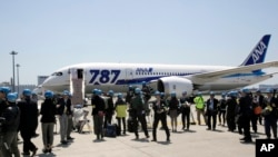 日本记者2013年4月28日聚集在东京的羽田国际机场采访全日空一架波音787客机的试航