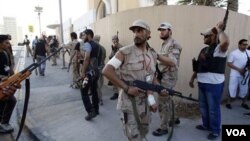 Para tentara pemberontak Libya di ibukota Tripoli yang disebut Gaddafi sebagai 'tikus'.