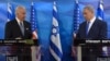 Presiden AS Joe Biden (kiri) dan Perdana Menteri Israel Benjamin Netanyahu saling berpandangan saat menyampaikan pernyataan bersama dalam pertemuan mereka di Yerusalem pada 9 Maret 2016. (Foto: REUTERS/Debbie Hill)