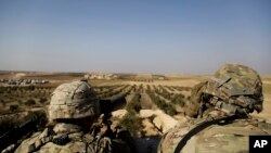 ARSIP - Pasukan Amerika melakukan pengamatan di perbatasan dengan Turki dari sebuah pos perbatasan kecil dekat kota Manbij, Suriah utara, Rabu, 7 Februari 2018 (foto: AP Photo/Susannah George)