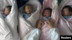 Seorang perawat merawat bayi yang baru lahir di sebuah rumah sakit di Huai'an, di Jiangsu, China timur, 7 Mei 2007. (Foto: Reuters)