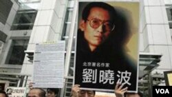 Warga Tiongkok mengusung poster Liu yang diyakini sebagai calon kuat penerima Hadiah Nobel Perdamaian tahun ini.