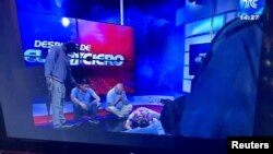 Zaposleni na podu tokom upada naoružanih napadača u TV stanicu u Ekvadoru. (Foto: Reuters Tv/via REUTERS)