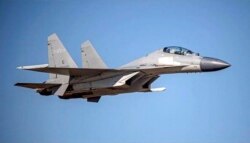 Dalam foto tak bertanggal yang dirilis oleh Kementerian Pertahanan Taiwan ini, sebuah jet tempur PLA J-16 China terbang di lokasi yang dirahasiakan. China menerbangkan lebih dari 30 pesawat militer menuju Taiwan pada 2 Oktober 2021. (Foto: AP)