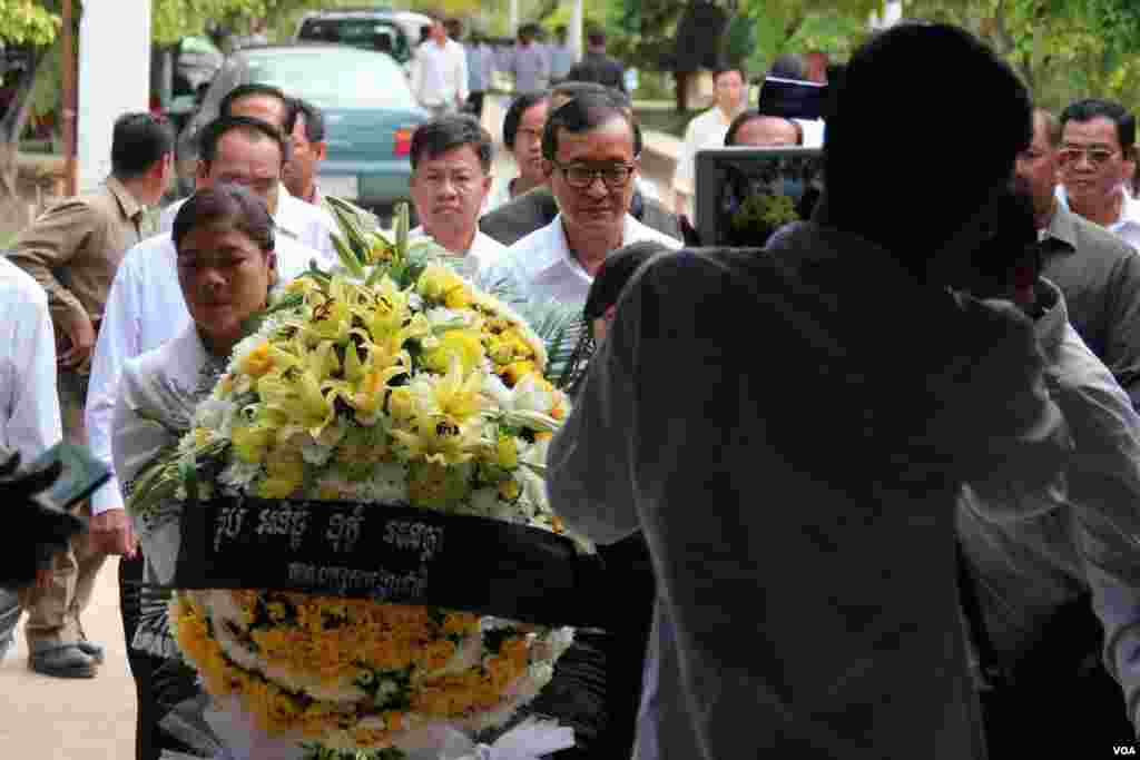 Sam&nbsp;Rainsy, (middle) Cambodia National Rescue Party President&nbsp;joins Chan Soveth&rsquo;s human investigator for local NGO, Adhoc, December​ 11, 2014. &nbsp;(Nov Povleakhena/VOA Khmer)