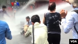Land dispute protesters hit by water canon as they tried to block a main in Phnom Penh street, file photo. 