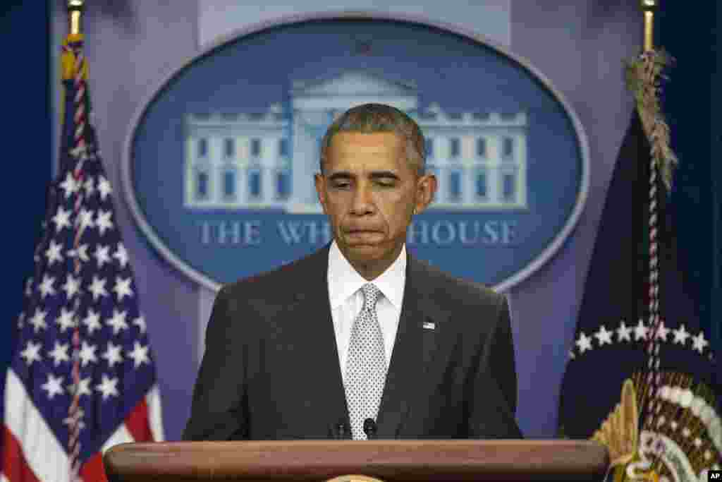 President Barack Obama pauses as he speaks about attacks in Paris from the briefing room of the White House, Nov. 13, 2015. 