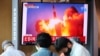 Kerumunan orang sedang menonton rekaman siaran TV tentang Korea Utara yang menembakkan sepasang rudal balistik di lepas pantai timurnya, di Seoul, Korea Selatan, 15 September 2021. (Foto: Reuters)