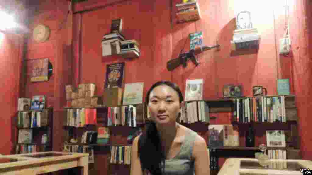 Ms. Koo in her bookstore and café in Tainan City, Taiwan.&nbsp;(Iris Tong/VOA) &nbsp; &nbsp;