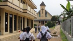 Dua puluhan siswa-siswi dari berbagai agama berkunjung ke GKP Kampung Sawah, Selasa, 30 April 2019. Dalam Wisata Toleransi Kampung Sawah, mereka mengunjungi 5 rumah ibadah dan mengenal ajaran agama yang berbeda. (Foto: Rio Tuasikal/VOA)