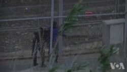 Des migrants tentent de passer la frontière entre le Maroc et l'Espagne (vidéo)