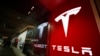 Logo Tesla terlihat di Cherry Creek Mall di Denver, Colorado, 9 Februari 2019. (Foto: AP)
