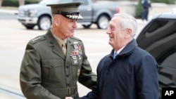 Arhiva - Šef Udruženog Generalštaba general Džouef Dandford, levo, rukuje se sa Sekretarom za odbranu Džejmsom Matisom, pošto je Matis stigao u Pentagon 21. januara 2017.