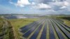 Sejumlah panel surya terlihat membentang di sebuah area di distrik Pavagada Tumkur, Karnataka, India, dalam foto yang diambil pada 15 September 2022. (Foto: AP/Rafiq Maqbool)