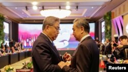 Menteri Luar Negeri Korea Selatan Park Jin berbicara dengan Kepala Kebijakan Luar Negeri Partai Komunis China Wang Yi sebelum Pertemuan Menteri Luar Negeri ASEAN Plus Tiga di Jakarta, 13 Juli 2023. (Foto: MAST IRHAM/Pool via REUTERS)