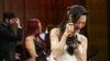 Michelle Yeoh bereaksi setelah berhasil memenangkan Piala Oscar di Academy Awards ke-95 di Hollywood, Los Angeles, California, AS, 12 Maret 2023. (Foto: REUTERS/Mario Anzuoni)